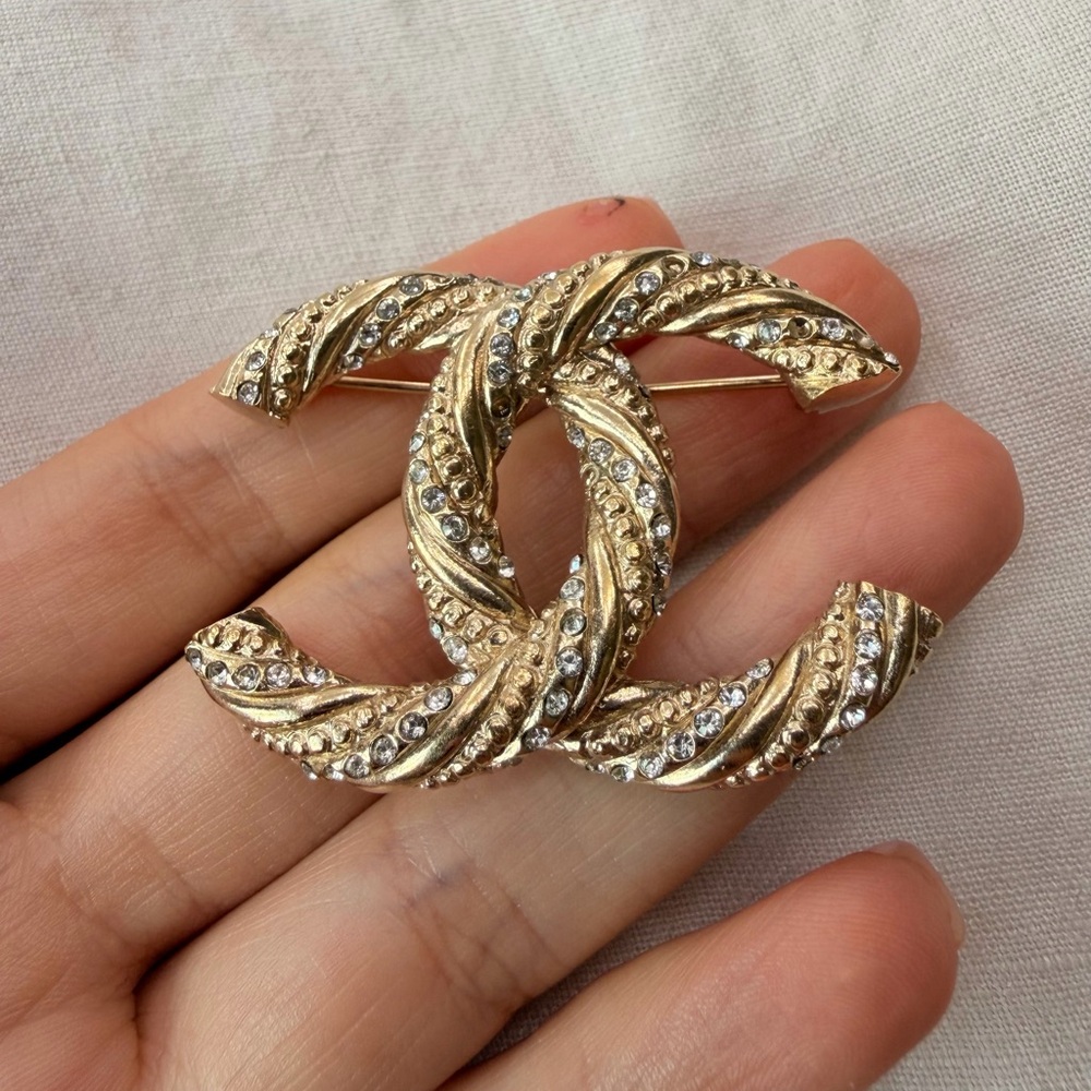 CHANEL Twisted Gold and Silver Brooch - Picture 4 of 10